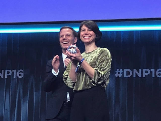 Aysel Osmanoglu, Vorstandssprecherin der GLS Bank, mit der DNP-Trophäe. / Foto: Deutscher Nachhaltigkeitspreis