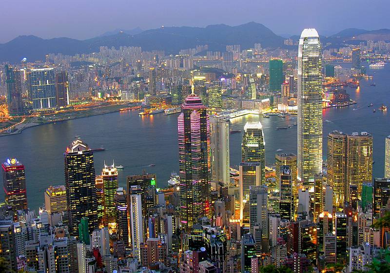 Hong Kong am Abend: der Energieverbrauch wächst in Schwellenländern rasant. Auch das ist ein großes Umweltproblem. Der Swisscanto-Fonds setzt unter anderem auf Unternehmen, die sich durch Energieeffizienz auszeichnen und mit Erneuerbarer Energie arbeiten.