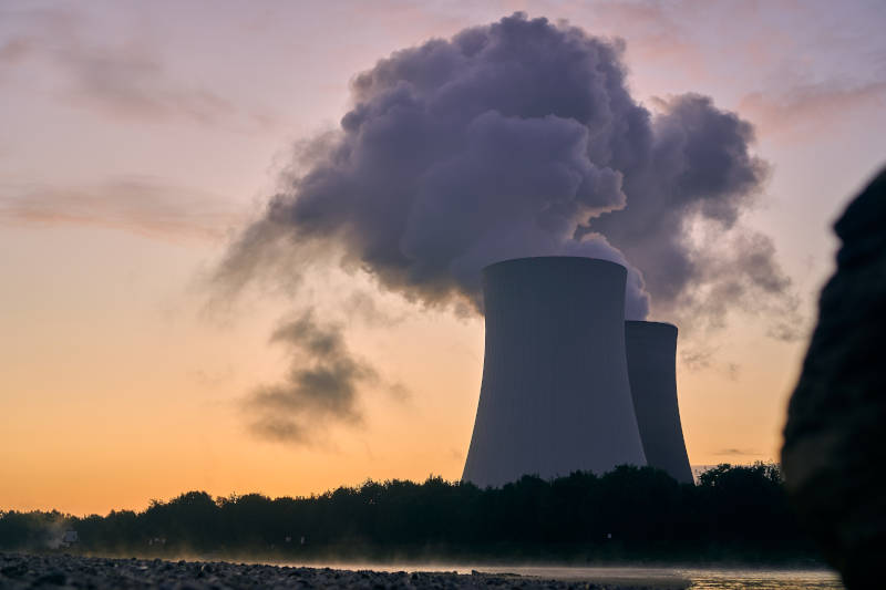 Im ETF: Grünstromerzeuger und Atomkraftwerksbetreiber. / Fotos: Pixabay
