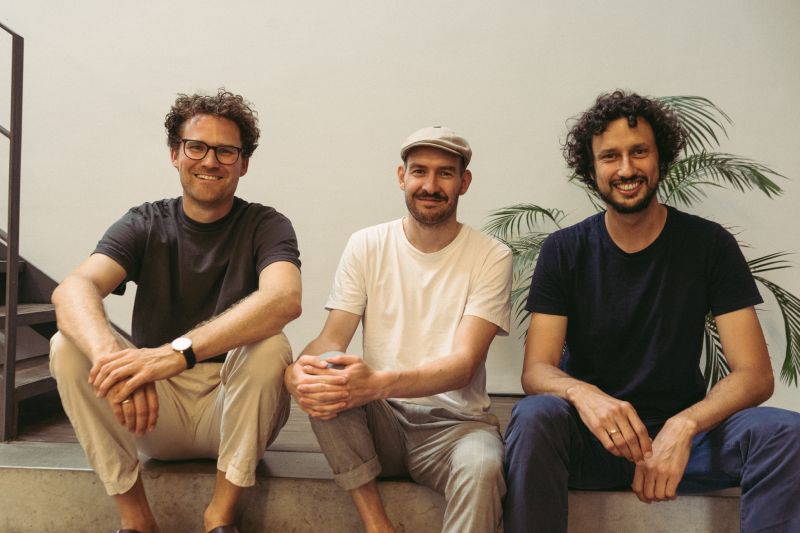 Die Gründer von Tomorrow (v.l.n.r.): Jakob Berndt, Michael Schweikart und Inas Nureldin. / Foto: Tomorrow
