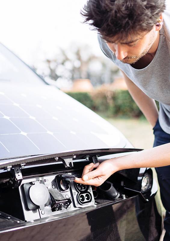 Die Batterie des Sion kann teilweise durch Solarmodule aufgeladen werden. / Foto: Sono Motors