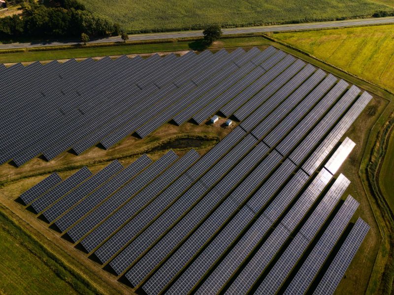 Von Oberbayern bis Schleswig-Holstein sind die ÖKORENTA-Fonds investiert. Im Bild der Solarpark Burhafe im niedersächsischen Wittmund. / Foto: ÖKORENTA Gruppe