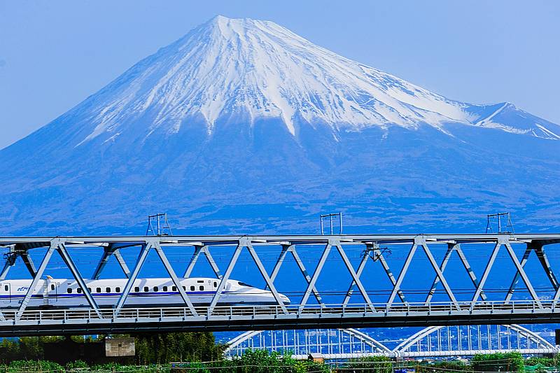 Unternehmen im Fonds: Sunrun (Solaranlagen), Central Japan Railway (Eisenbahnen). / Fotos: Sunrun, Pixabay