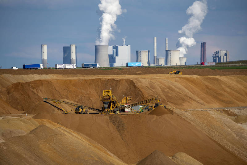 Tagebau Garzweiler II und Braunkohlekraftwerk Neurath – der Einfluss der Energie-Lobby darf nicht unterschätzt werden. / Foto: imago images, Jochen Tack