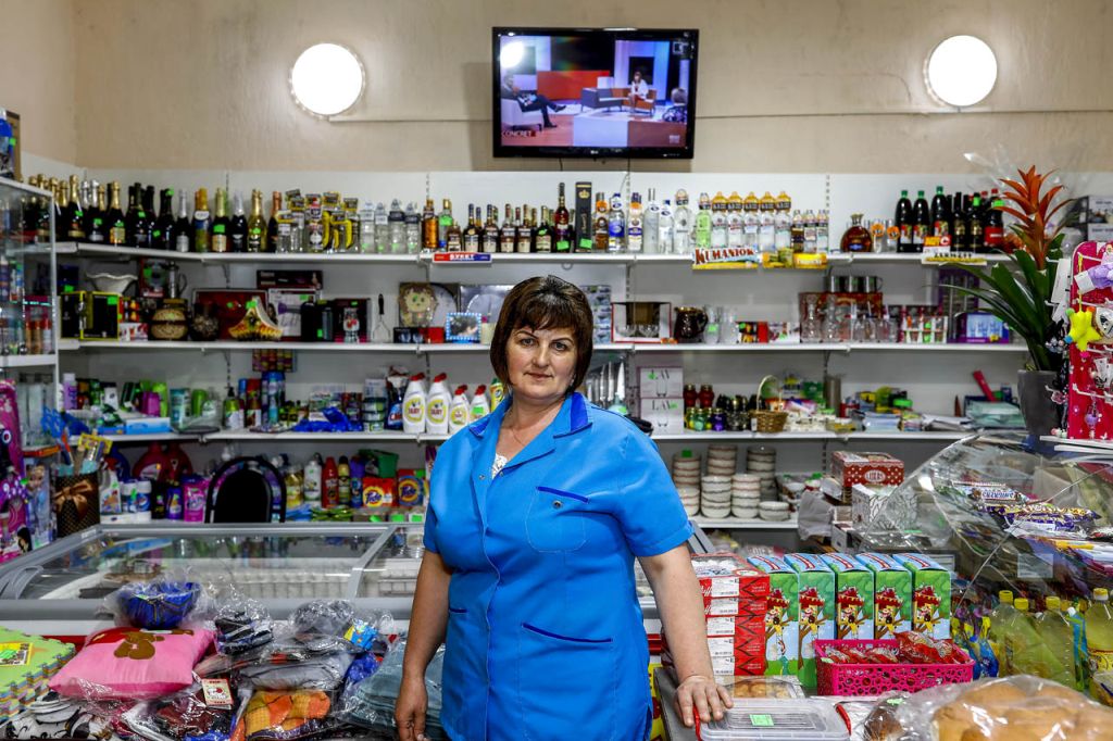 Mikrofinanzkundinnen aus Moldawien und Indonesien. / Fotos: Smart Credit, Komida, GLS