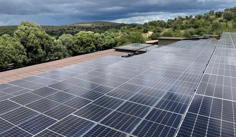 Das Bild zeigt eine Solaranlage in Kenia. / Foto: IIV