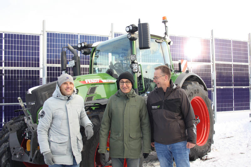 Heiko Hildebrand (CTO, Gründer Next2Sun), Cem Özdemir, Wolfram Wiggert (Bio-Landwirt und Betreiber Haslachhof Löffingen). / Foto: Michael Horling