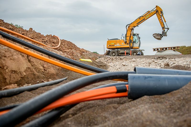 Baustelle für ein klimaneutrales Wohngebiet: Bevor hier Wohnhäuser entstehen, wird das Areal mit einem Nahwärmenetz erschlossen, das alle Gebäude mit kostengünstiger Erneuerbarer Energie aus Sonne und Erdwärme versorgt. Als Wärmequelle dient inbesondere ein sogenannter geothermischer Erdkollektor, dessen Leitungen in geringer Tiefe im Erdreich verlegt sind. Im Verbund mit Wärmepumpen und Solaranlagen ensteht ein nahezu komplett kohlendioxidfreies Wohngebiet. / Foto: Funke Foto Services, imago