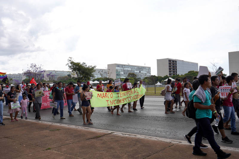 Demonstration in der brasilianischen Hauptstadt Brasilia im Spätsommer 2023. Die Proteste richten sich gegen Regeln, die die Übernahme indigener Gebiete rechtlich ermöglichen und Ureinwohnern im Amazonasgebiet entschädigungslos das Land nehmen. / Foto: imago images, Pond5