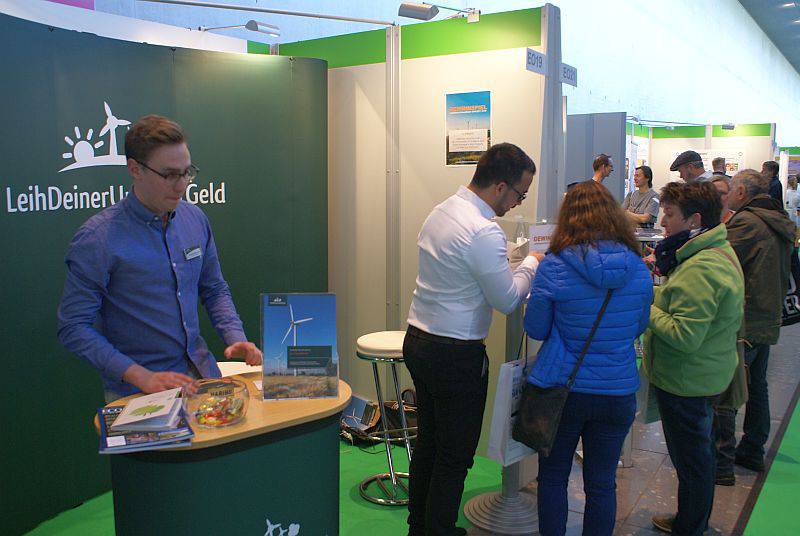 Frederik Schleunes (links) stellte Besuchern die Crowd-Investment-Plattform LeihDeinerUmweltGeld vor. / Foto: ECOreporter