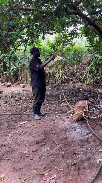 Mann mit Wasserpumpe in Kenia. / Foto: IIV