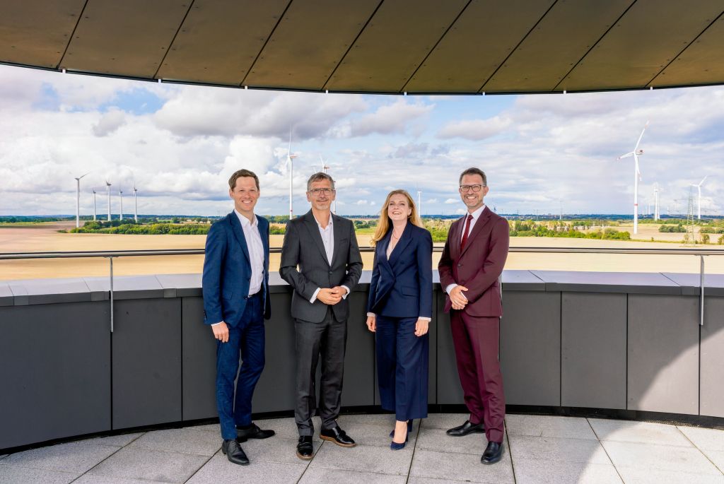 Der Vorstand der Enertrag SE (v.l.n.r.): Simon Hagedorn, Dr. Gunar Hering (Vorsitzender), Dr. Anne Bendzulla, Dr. Tobias Bischof-Niemz. / Foto: Enertrag SE, Jewgeni Roppel