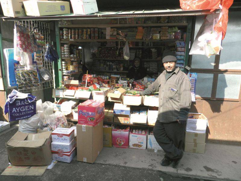 Mit Mikrokrediten finanziert: Blumengeschäft in Georgien, Laden in Tadschikistan. / Fotos: IIV