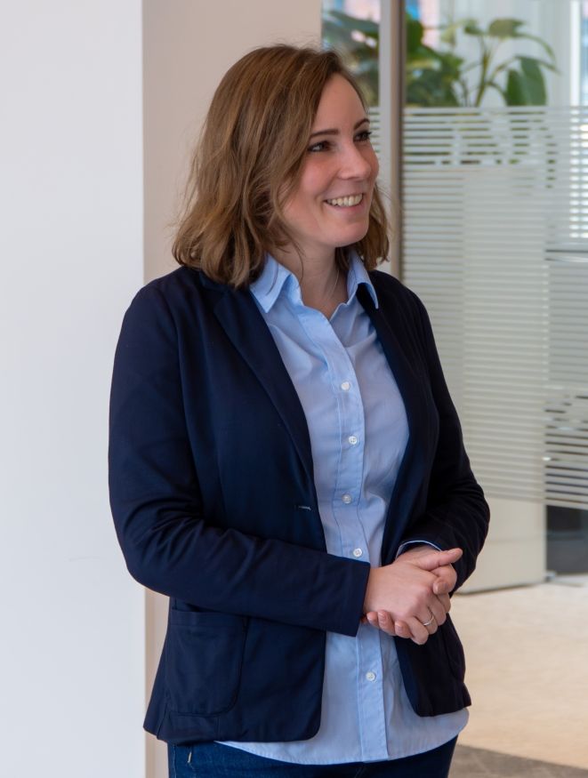 Verena Kienel (Jahrgang 1980) ist seit 2017 bei Ökoworld und leitet dort das Nachhaltigkeits-Research. Zuvor war sie zehn Jahre in London in verschiedenen Funktionen bei einer globalen Investmentbank. Sie hat ein Master-Studium in Sustainability Management (MBA) an der Leuphana Universität Lüneburg absolviert und International Business Economics (MSc) an der University of Westminster studiert. Sie ist zertifizierte ESG-Analystin (CESGA). Seit 2025 ist Kienel stellvertretende Vorsitzende Deutschland im Forum Nachhaltige Geldanlagen (FNG), einem Branchenverband für nachhaltige Investments. / Foto: Ökoworld