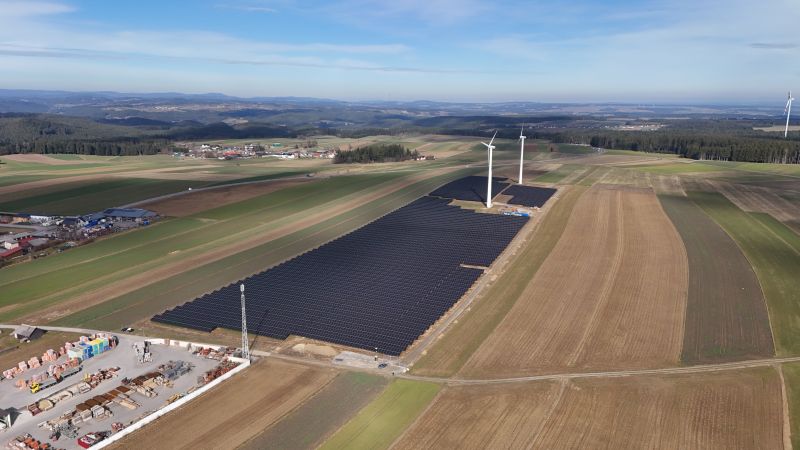 Das Hybridkraftwerk von W.E.B in Grafenschlag in Österreich besteht aus Windrädern und einer Photovoltaikanlage. / Foto: W.E.B