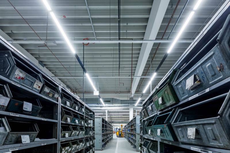 Lampen der Deutsche Lichtmiete in einer Halle der WSS GmbH. / Foto: Deutsche Lichtmiete, Steffen Löffler
