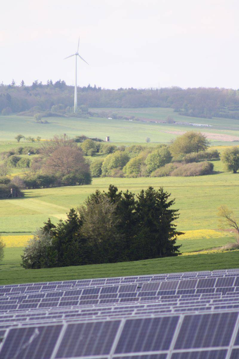 Windenergie- und Solaranlagen erzeugen Strom nachhaltig. / Foto: Unternehmen