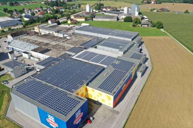 Solaranlage von CCE auf Produktionsgebäuden der österreichischen Molkerei Berglandmilch. / Foto: Unternehmen