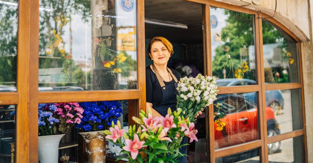 Mit Mikrokrediten finanziert: Blumengeschäft in Georgien, Laden in Tadschikistan. / Fotos: IIV