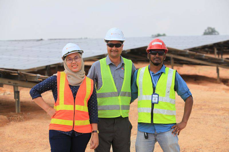 Mitarbeiterinnen und Mitarbeiter von Scatec Solar in Malaysia. / Foto: Unternehmen