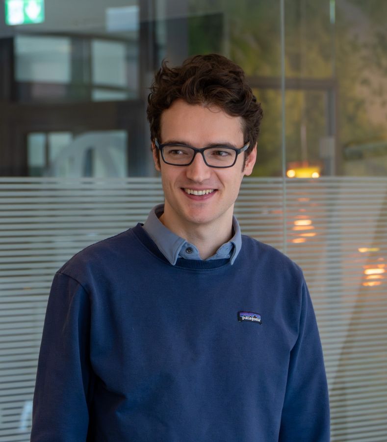 Lars von Danwitz (Jahrgang 1996) ist Senior Sustainability Analyst im Nachhaltigkeits-Research bei der Ökoworld AG, wo er seit 2022 arbeitet. Von Danwitz steuert den Bereich Engagement, einschließlich der Weiterentwicklung der Engagement-Strategie und des Engagement-Reporting. Er hat Politik und Wirtschaft an der Universität Münster sowie an der Yaşar University in Izmir (Türkei) studiert und ein Masterstudium in Sustainability Economics and Management an der Universität Oldenburg und der Universität Dar es Salaam (Tansania) absolviert. / Foto: Ökoworld
