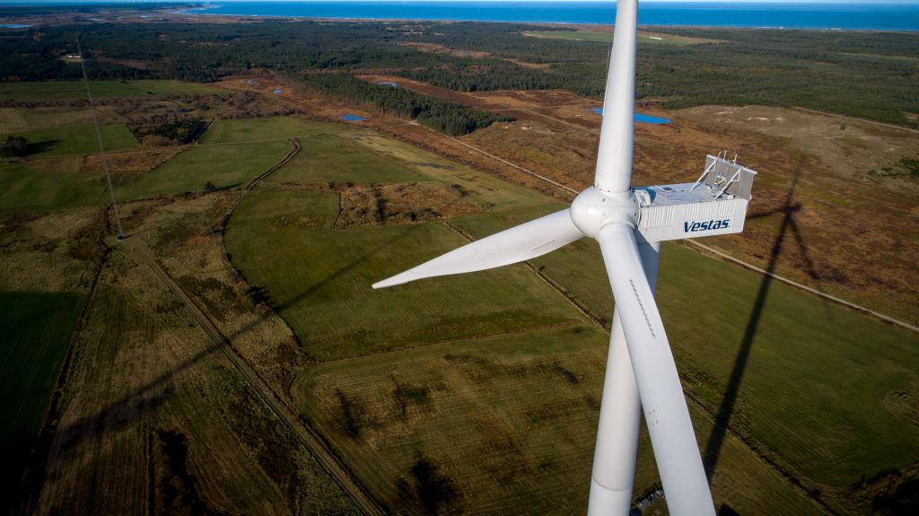 Unternehmen im Fonds: Microsoft (IT), Vestas (Windräder). / Fotos: Unternehmen