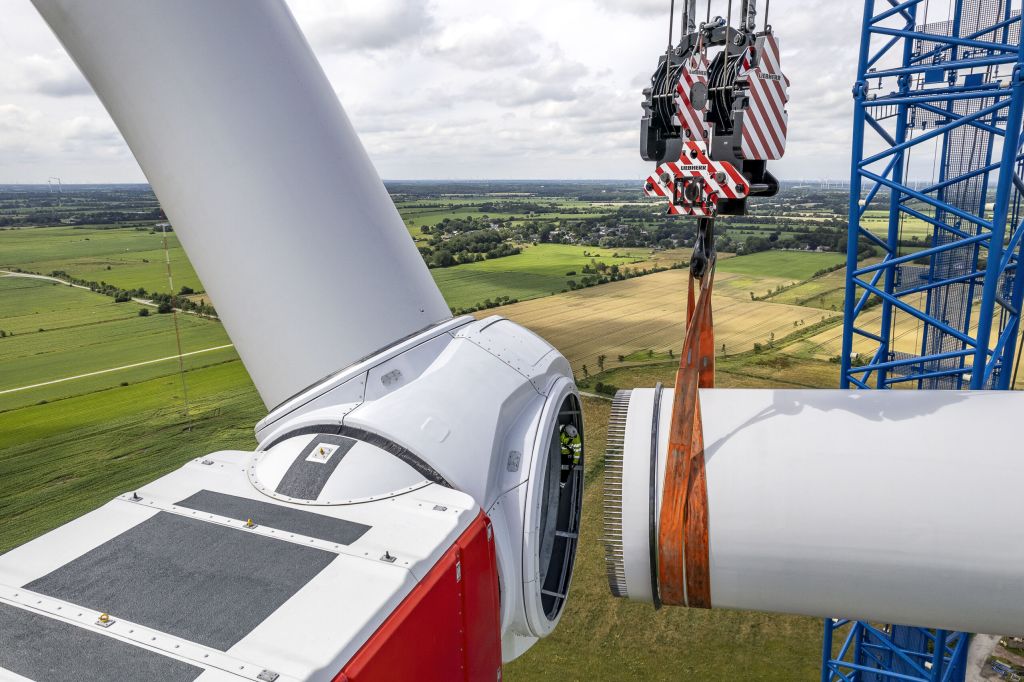 Unternehmen im Fonds: Nordex (Windräder), DHL Group (Logistik). / Fotos: Unternehmen