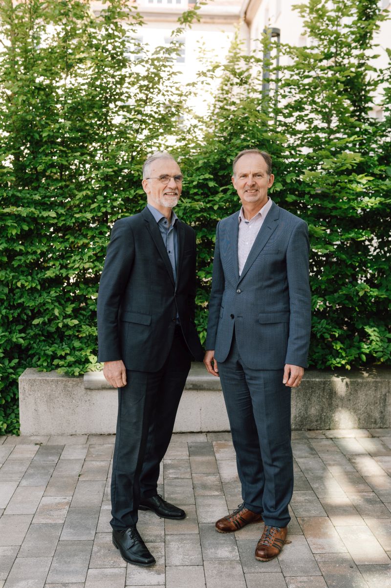 Dr. Thomas Banning (l.) und Jürgen Koppmann führen die Geschäfte der NaturEnergy Verwaltung GmbH. / Foto: naturstrom, M. Müller