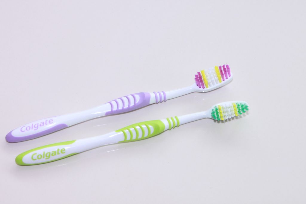 Unternehmen im ETF: Colgate-Palmolive (Konsumgüter), TenneT (Stromnetze). / Fotos: Pixabay, TenneT