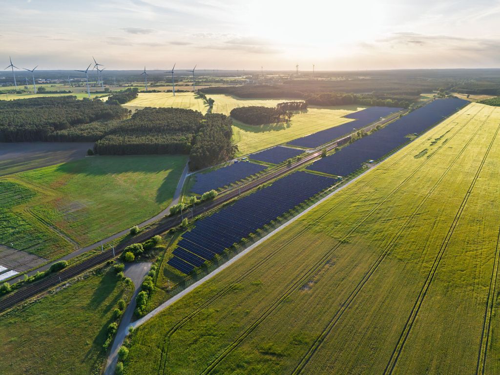 Die Anleihe-Emittentin ist an Projektgesellschaften beteiligt, die Wind- und Solarparks betreiben, entwickeln oder bauen. / Foto: naturstrom, M. Friel